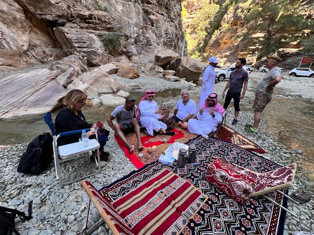 Wadi Lajab pres de Jazan , votre serviteur regarde l'objectif pendant que madame est assise.