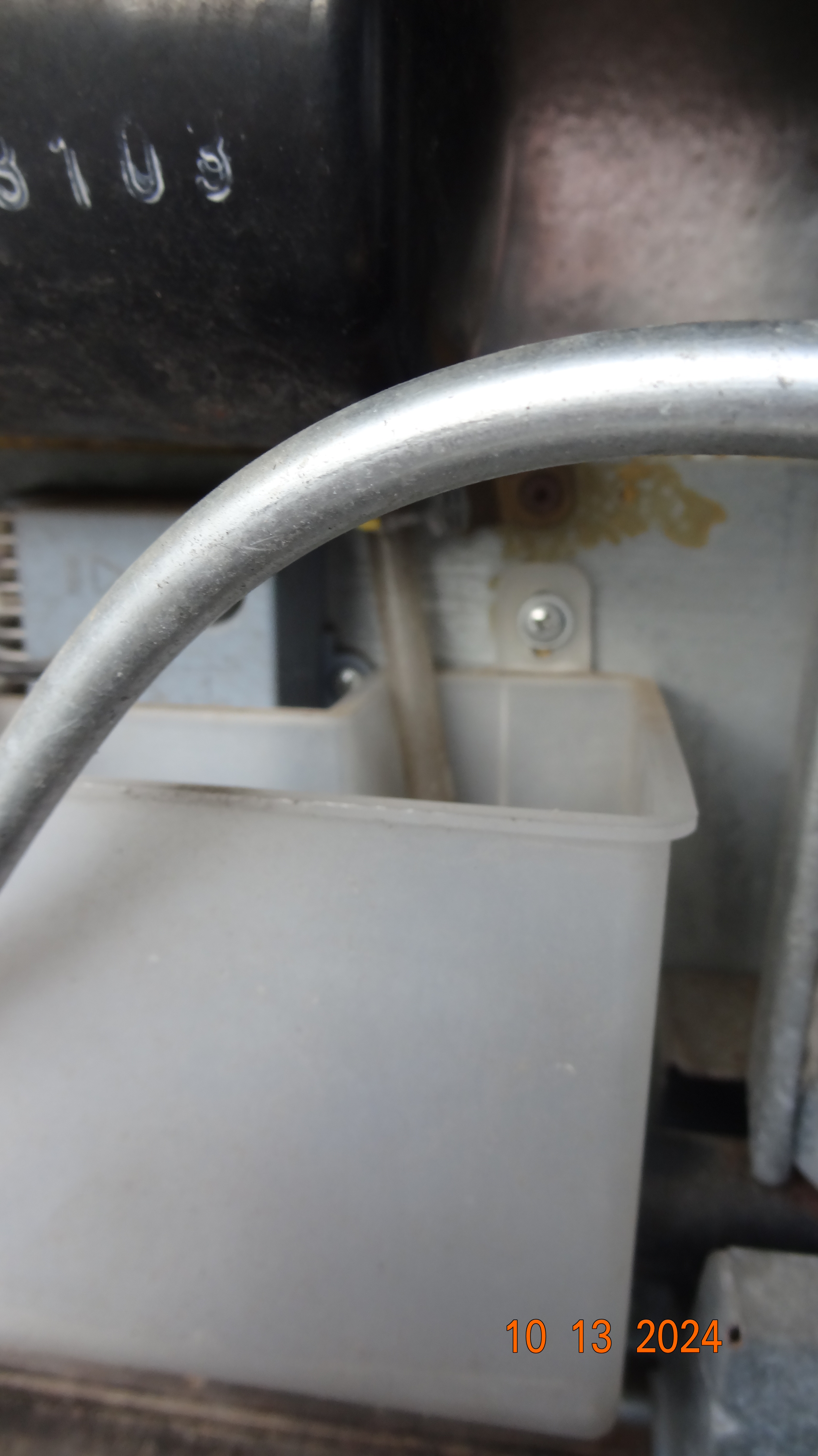 Tuyau déplacé dans le réservoir eau de dégivrage.JPG