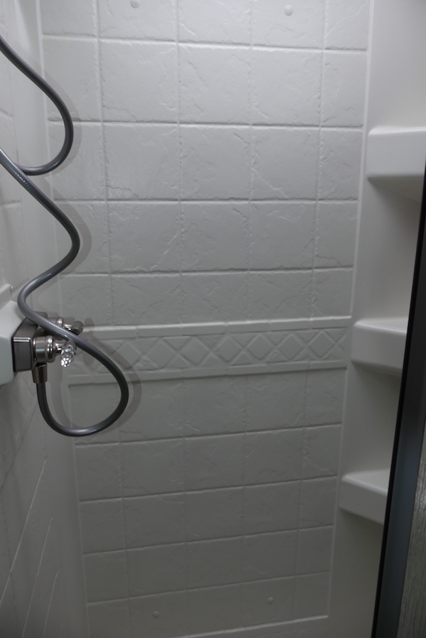 La salle de bain. nulle l'imitation travertin de marbre