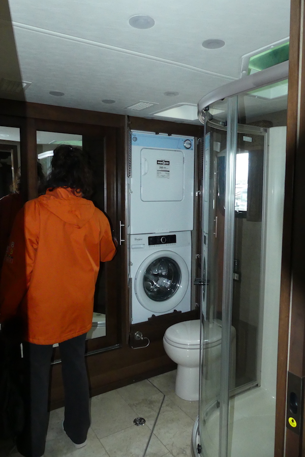 Machine à laver et sécher linge pourquoi pas. Il faut bien que madame s'occupe.