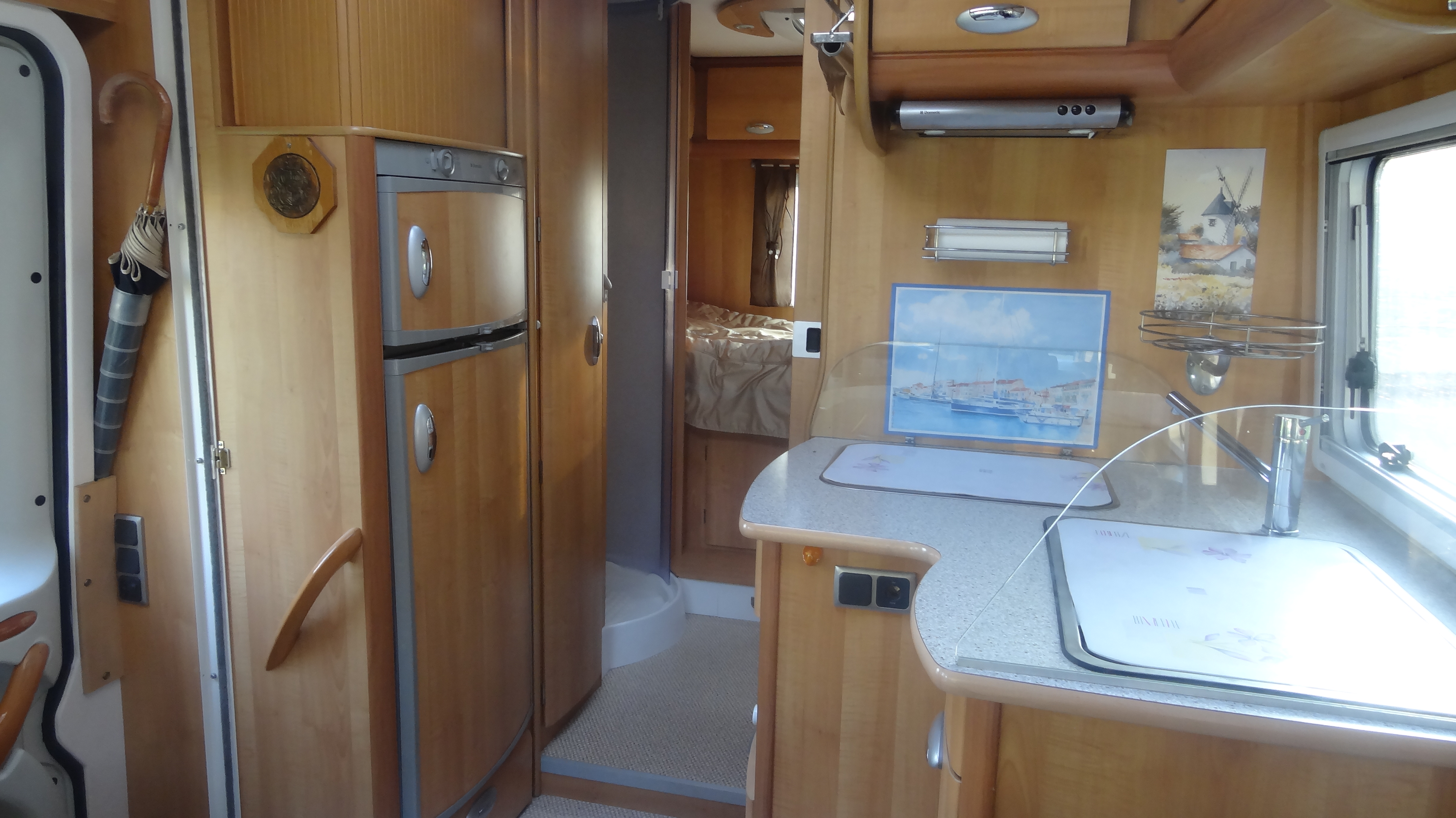 LVX 755 SX de 2008 V6 BVA espaces cuisine, nuit douche et toilettes
